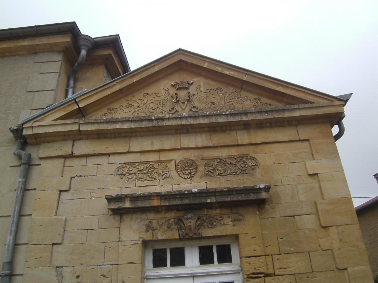 détails ouvragés des façades du château de Brouennes