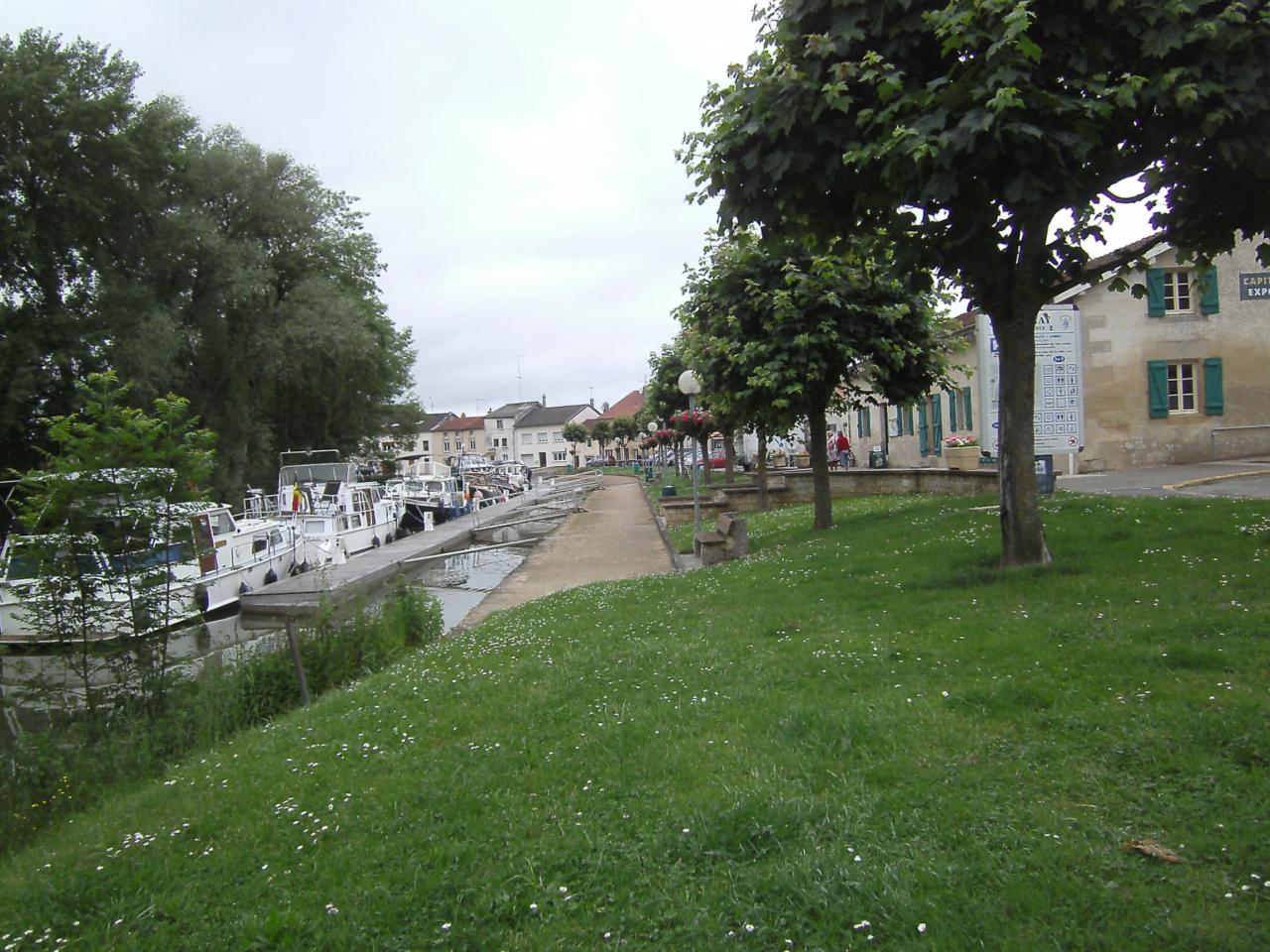 la capitainerie de Stenay, lieu du ravitaillement du grand circuit